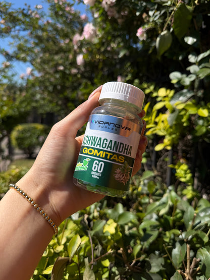 Persona sosteniendo el frasco de Ashwagandha Relax al aire libre